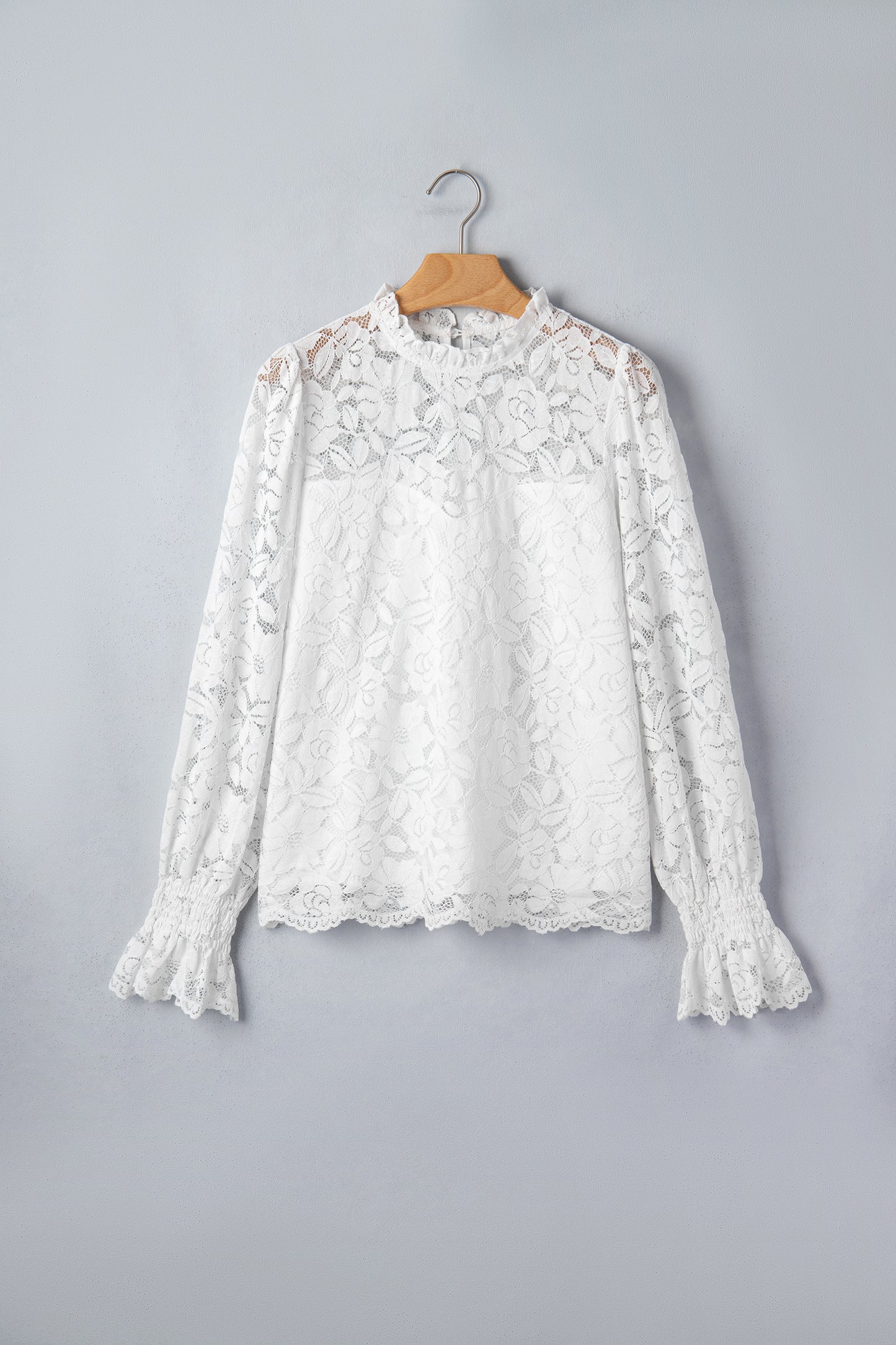 Witte kanten blouse met ronde hals ruches en lange mouwen