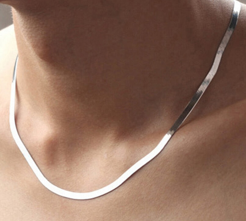 Unisex zilverkleurige platte slangenketting met karabijnsluiting