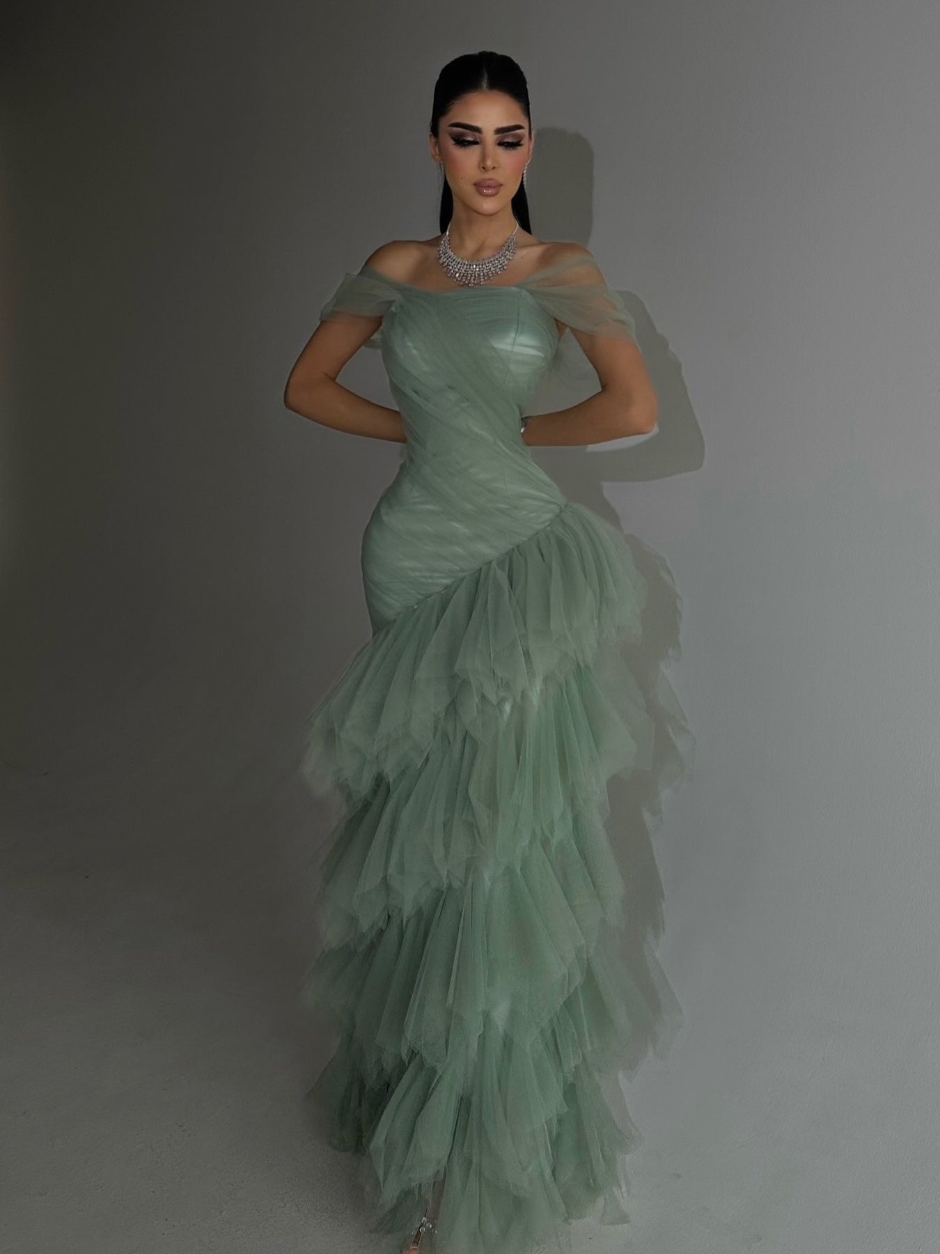 Elegante lichtgroene strapless zeemeerminjurk met gelaagde tule rok