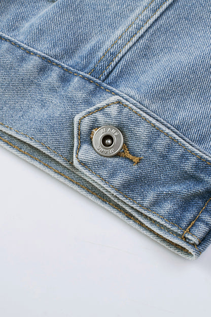 Hemelsblauwe denimjas met pailletten en franjes in een verweerde look