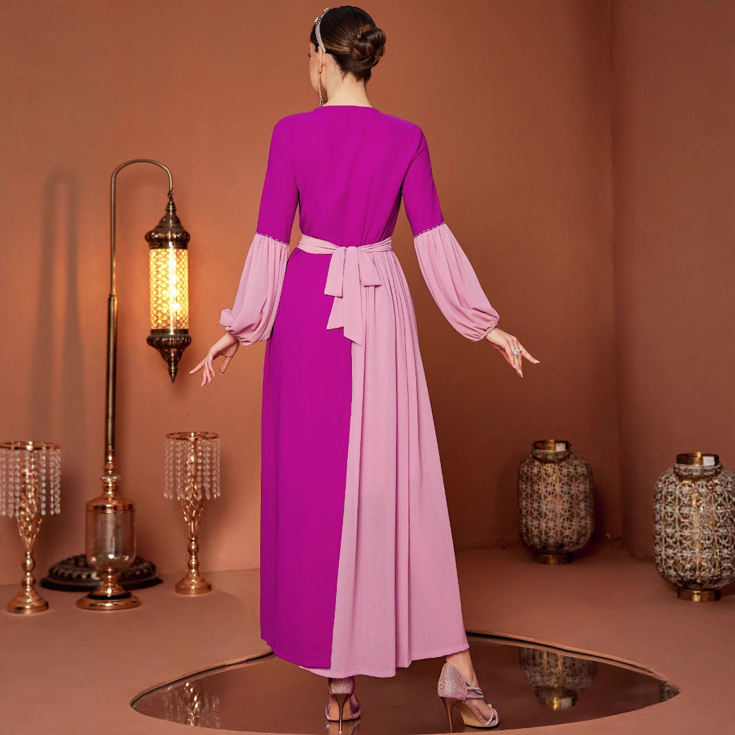 Rozenrode elegante chiffonjurk met handgestikte ruitvormige omtrek