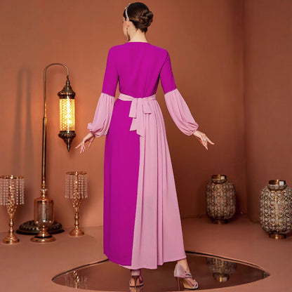 Rozenrode elegante chiffonjurk met handgestikte ruitvormige omtrek