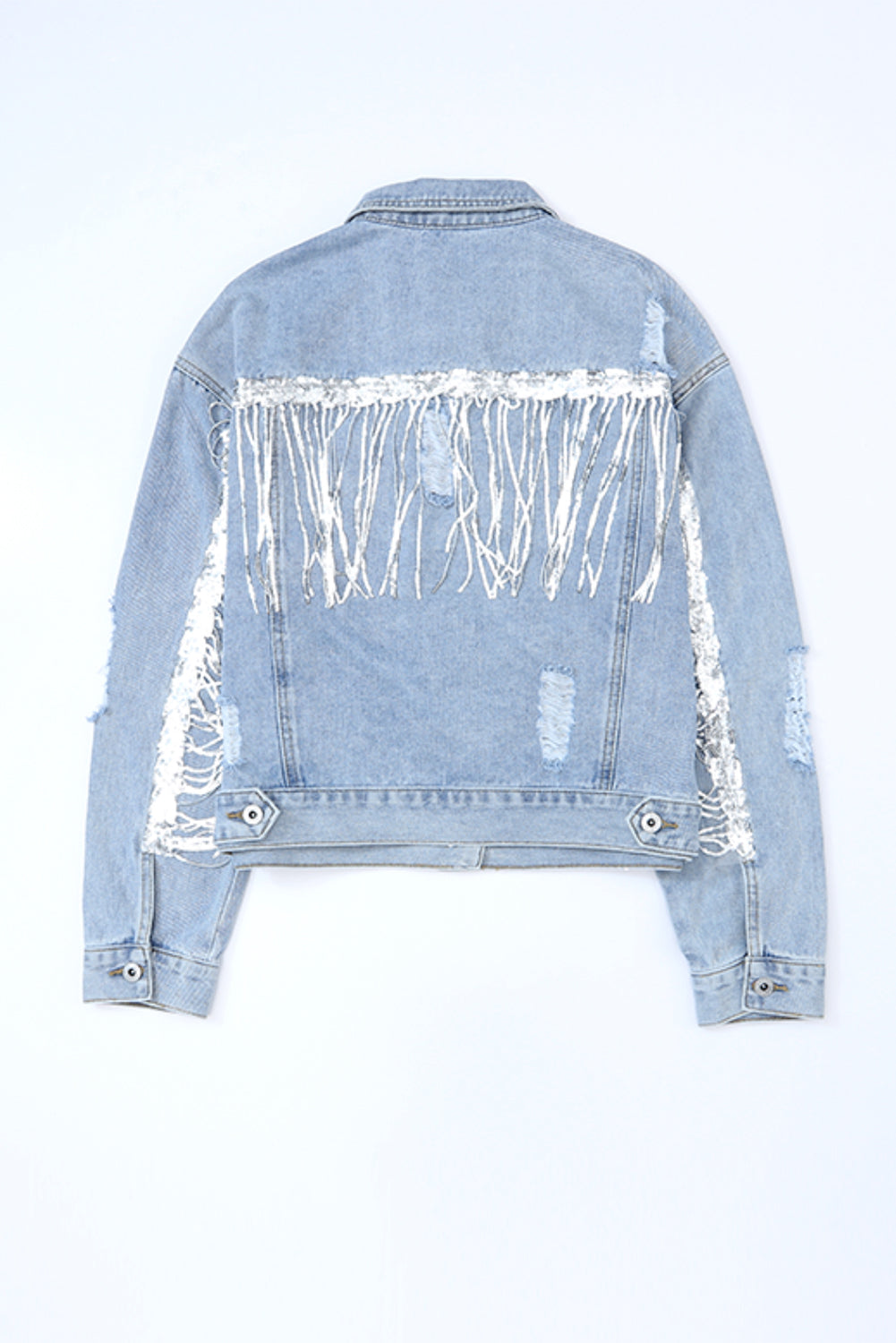 Hemelsblauwe denimjas met pailletten en franjes in een verweerde look