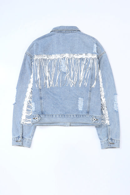 Hemelsblauwe denimjas met pailletten en franjes in een verweerde look