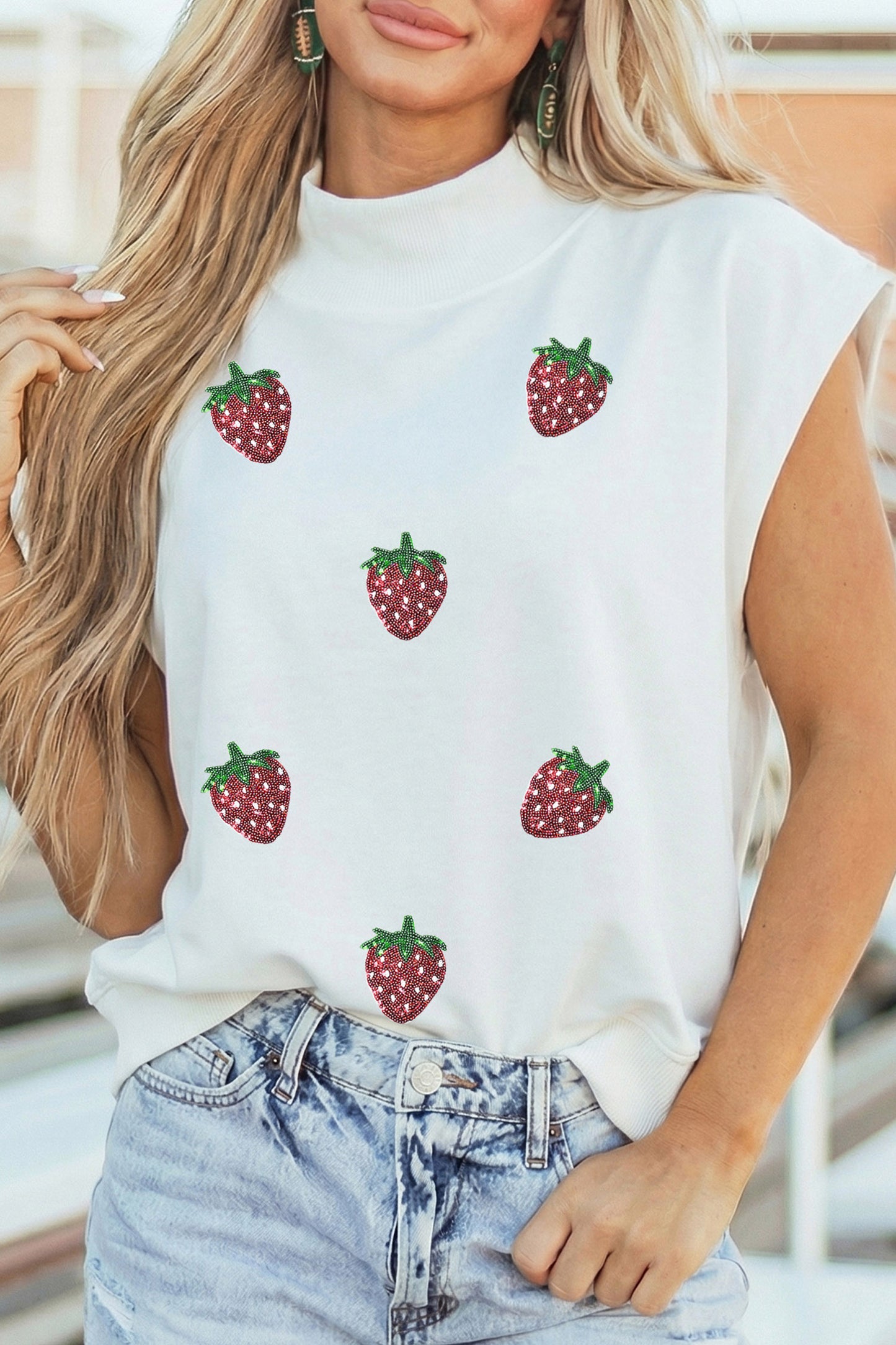 Witte T-shirt met halve mouwen opstaande kraag versierd met pailletten en aardbeien