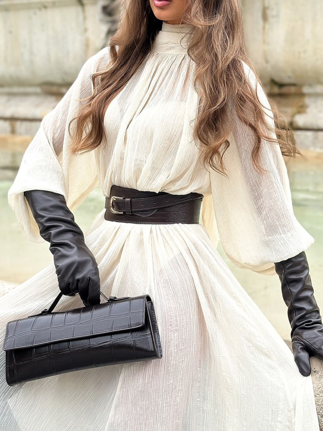 Witte maxi-jurk met lange mouwen volant en hoge strikhals