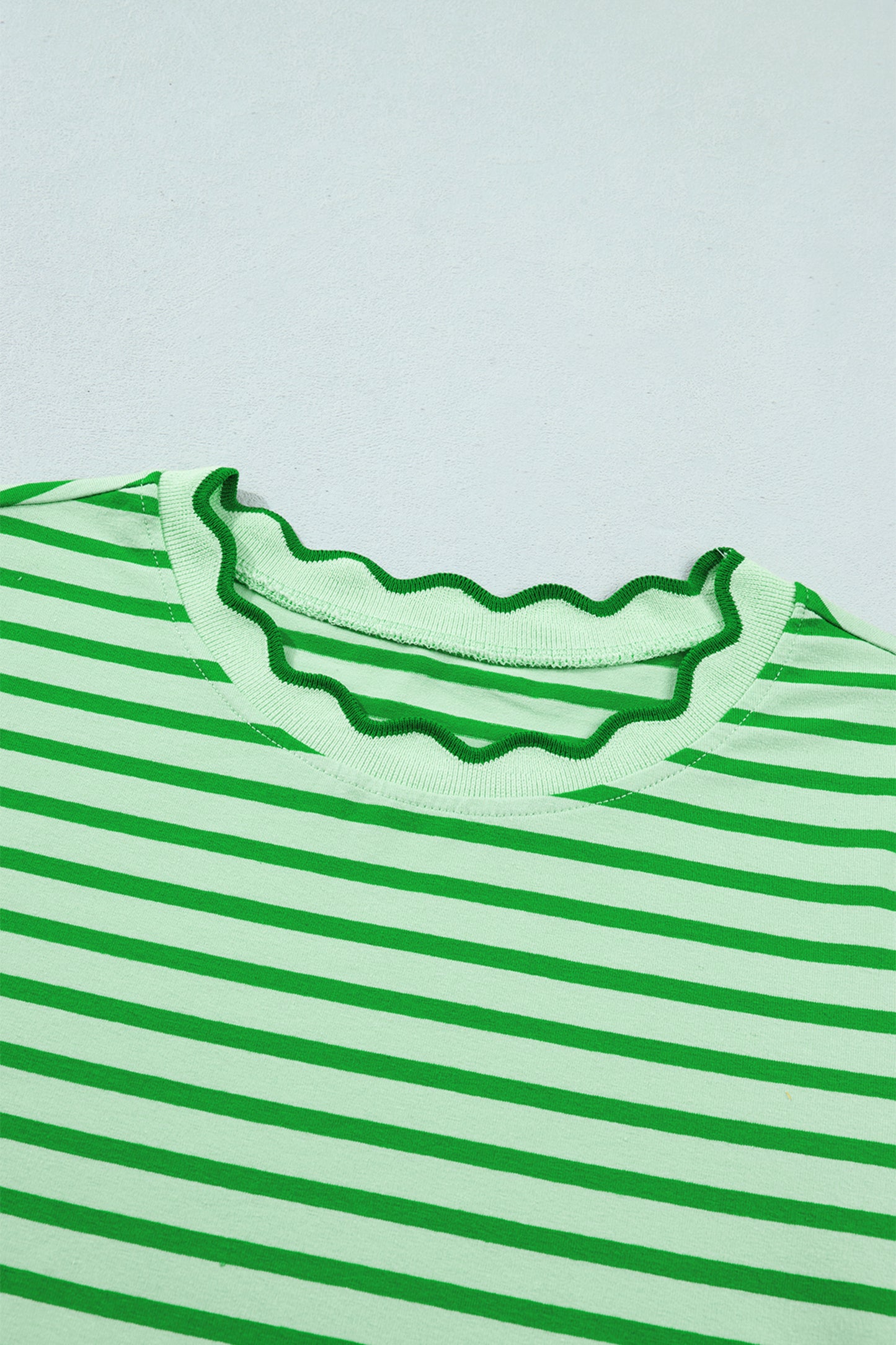 T-shirt met ronde hals en rode strepen en geschulpte rand