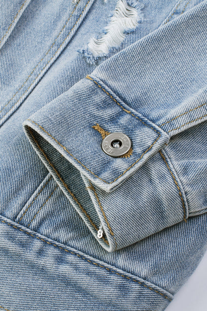 Hemelsblauwe denimjas met pailletten en franjes in een verweerde look