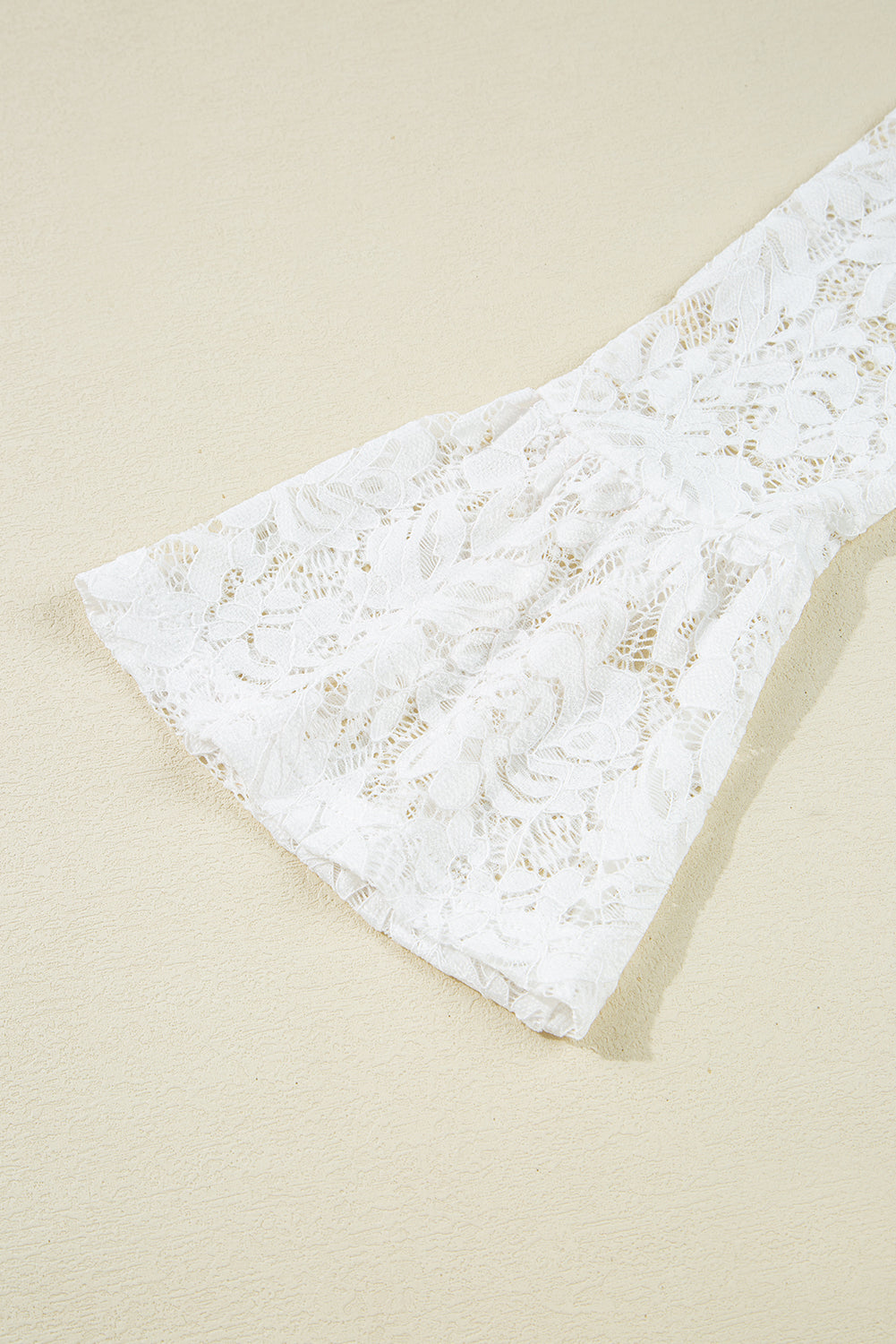 Witte kanten top met trompetmouwen en opstaande kraag