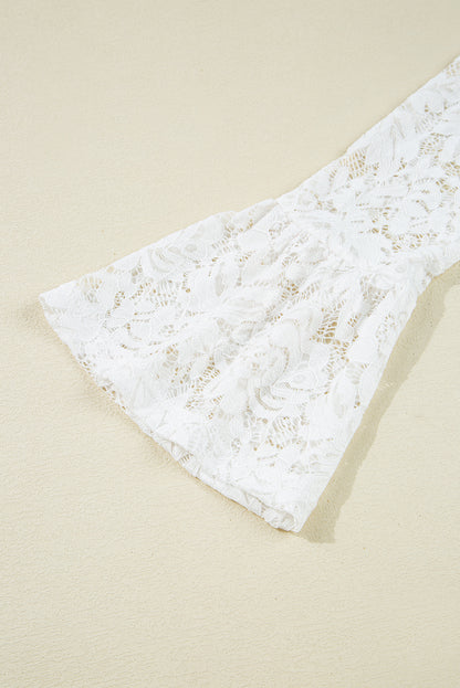 Witte kanten top met trompetmouwen en opstaande kraag