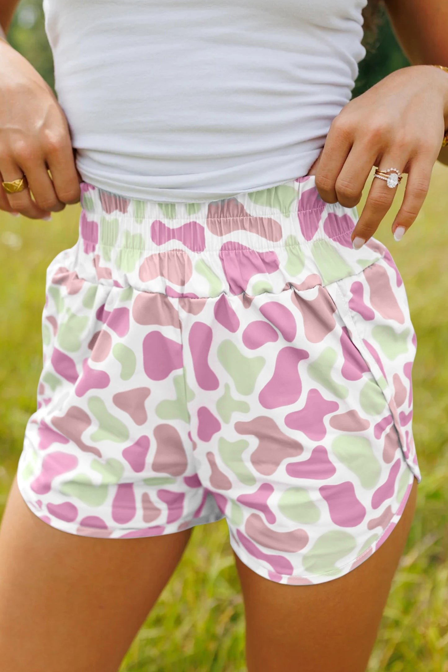 Camouflageprint shorts met hoge taille en plooien