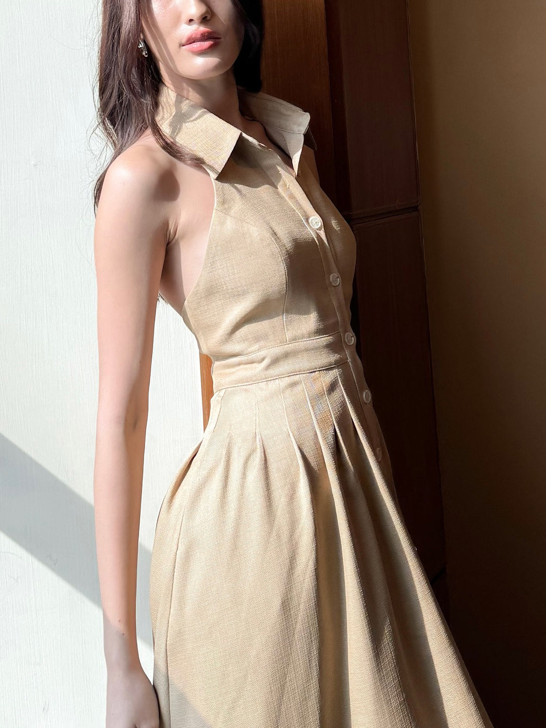 Enkelrijs- en rugloze effen overhemdjurk met één rij knopen