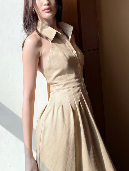 Enkelrijs- en rugloze effen overhemdjurk met één rij knopen