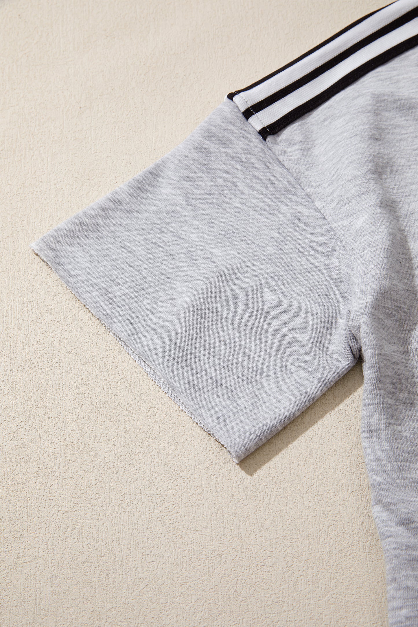 Lichtgrijze oversized T-shirt met patchworkdetails en onafgewerkte randen