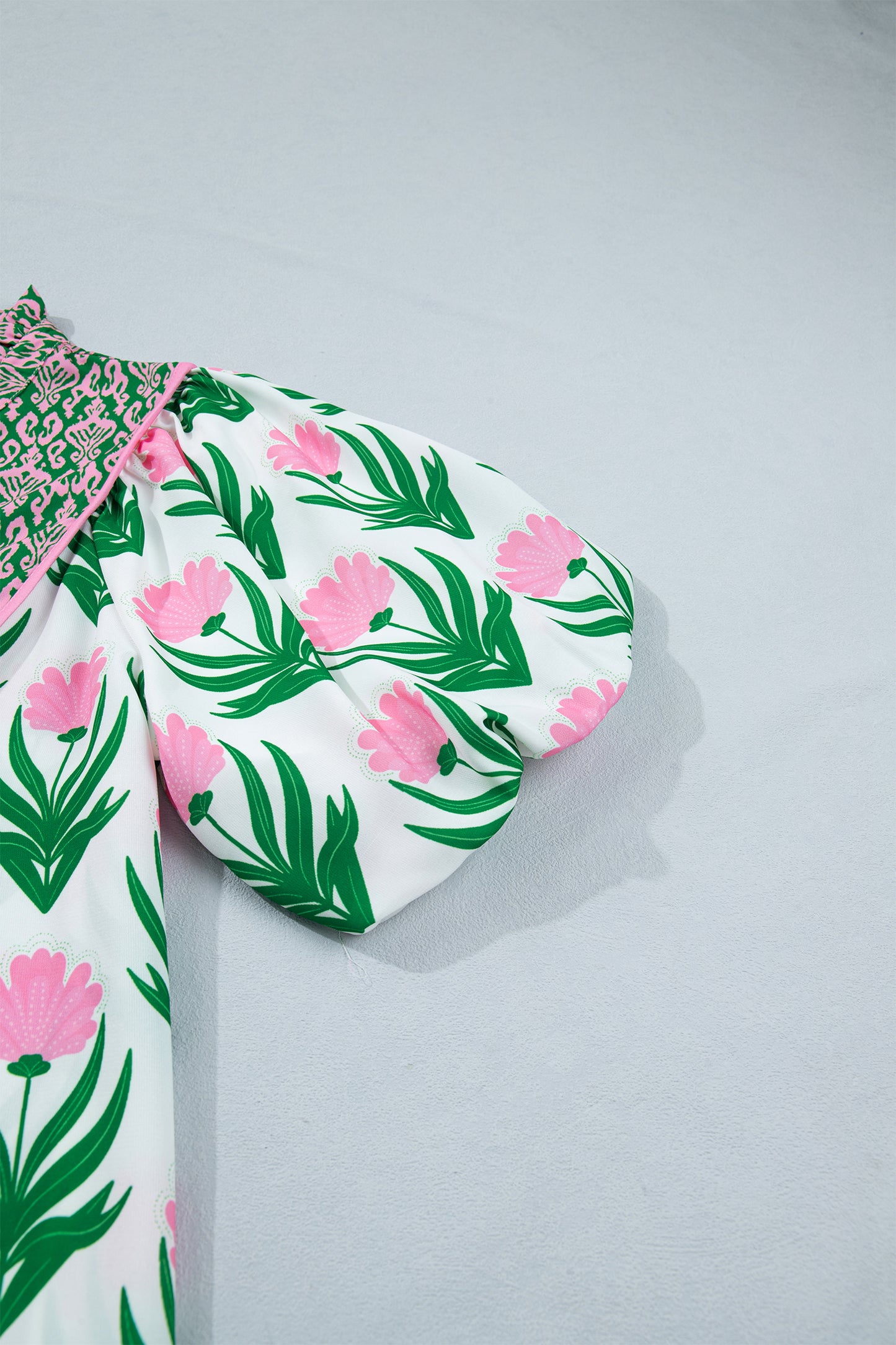 Blouse met veelkleurige bloemenprint pofmouwen contrasterende boord en V-hals