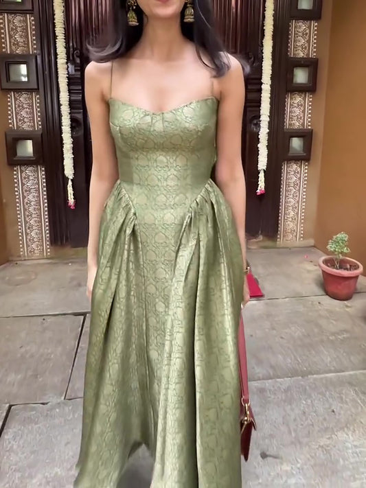 Elegante groene jurk met etnische print en zonder mouwen