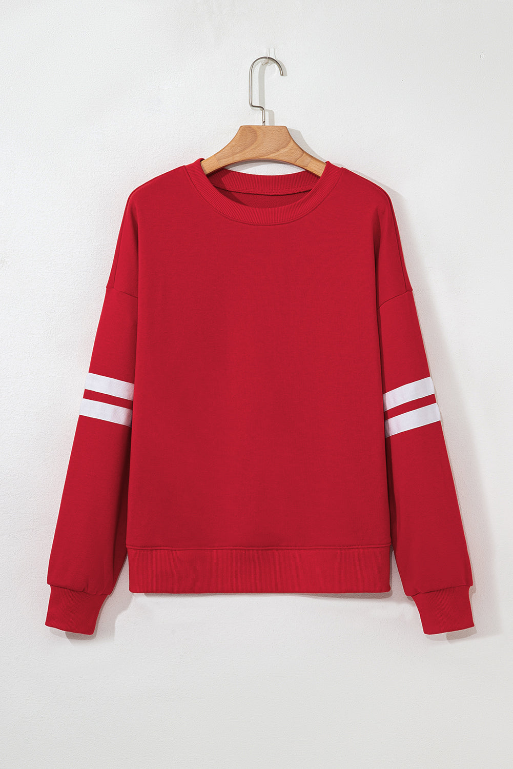 Preppy sweatshirt met strepen op de mouwen en een losse pasvorm
