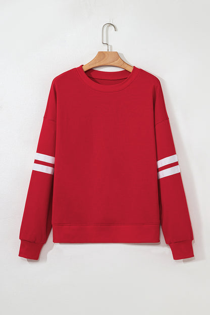 Preppy sweatshirt met strepen op de mouwen en een losse pasvorm