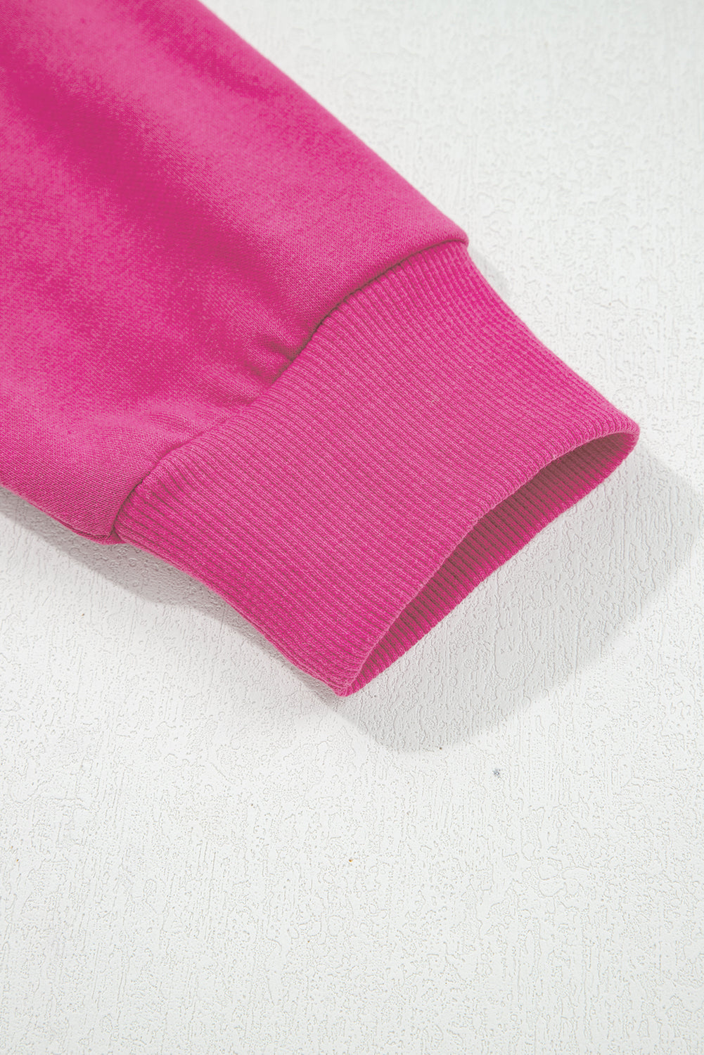 Preppy sweatshirt met strepen op de mouwen en een losse pasvorm