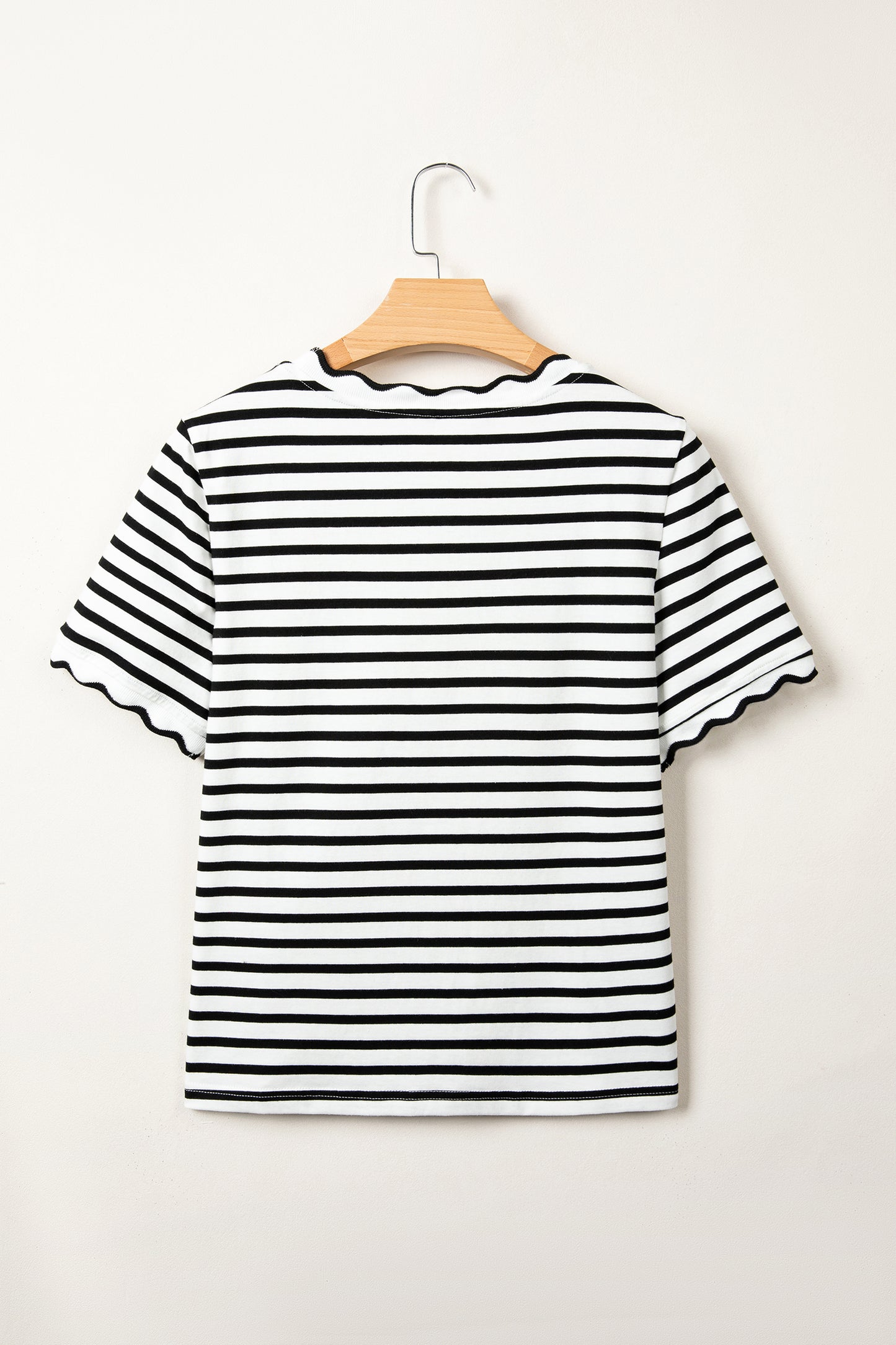 T-shirt met ronde hals en rode strepen en geschulpte rand