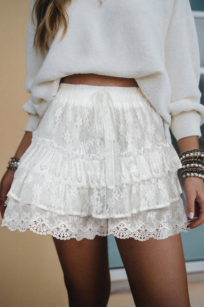 Witte kanten shorts met ruches meerdere lagen en een elastische tailleband met trekkoord