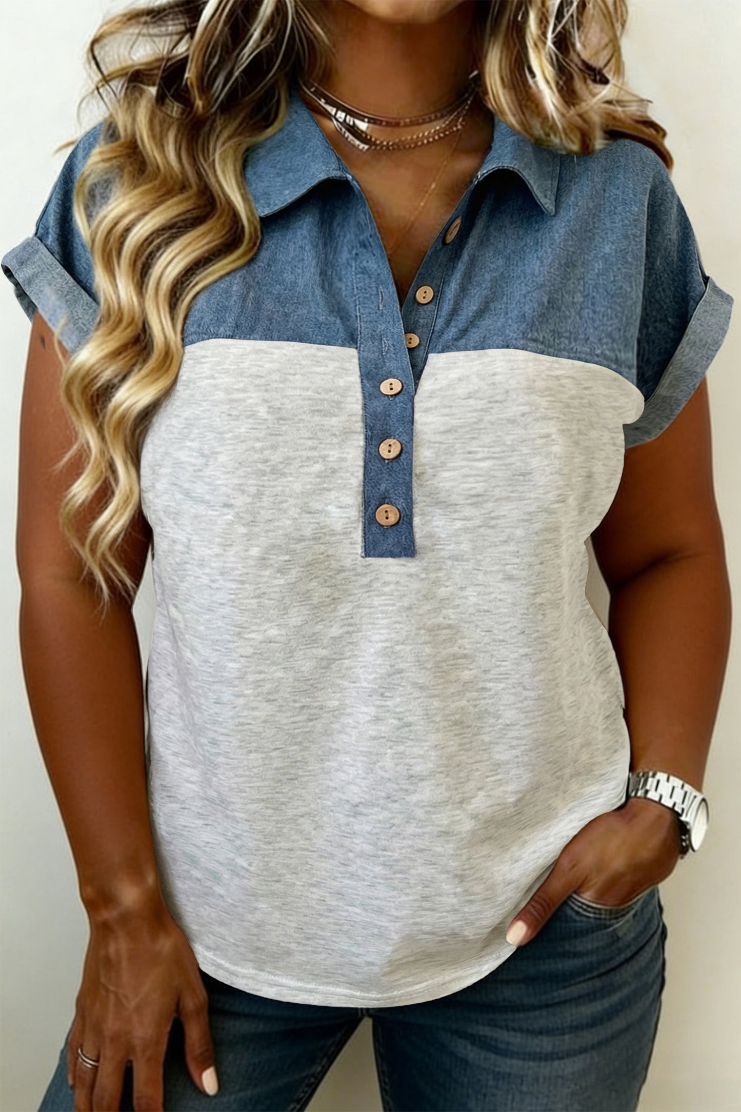 Lichtgrijze denim polo met kraag patchwork  korte mouwen en halve knoopsluiting