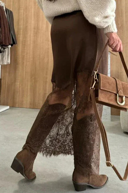 Donkerbruine lange casual rok met kanten patchwork aan de zoom