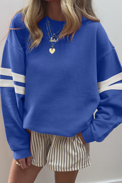 Preppy sweatshirt met strepen op de mouwen en een losse pasvorm