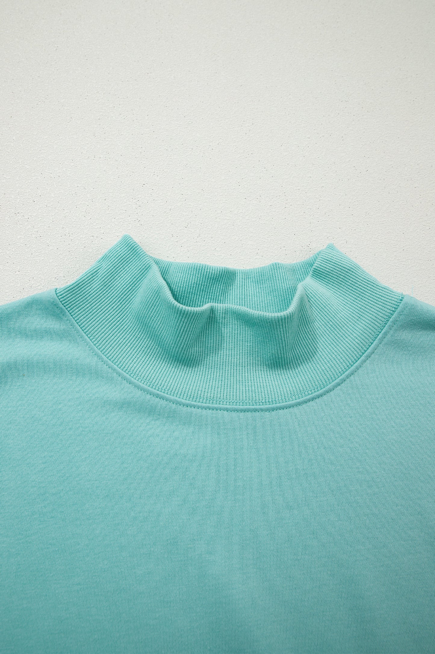 Effen top met hoge hals en korte mouwen osvallend model