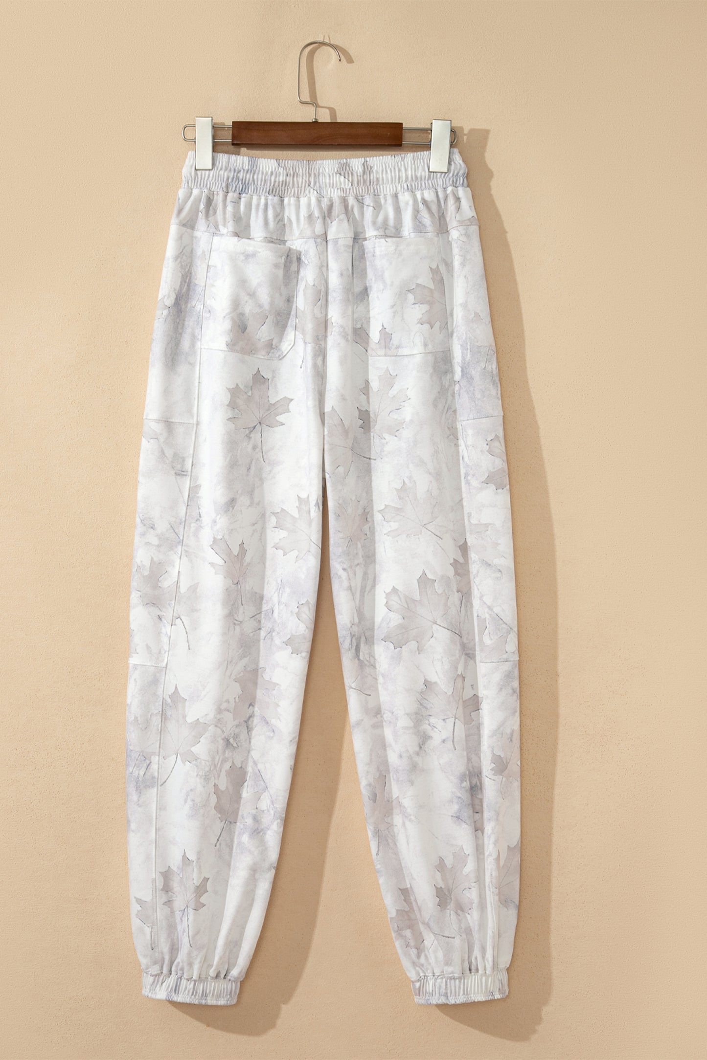 Beige joggingbroek met camouflageprint wijde pijpen en trekkoord