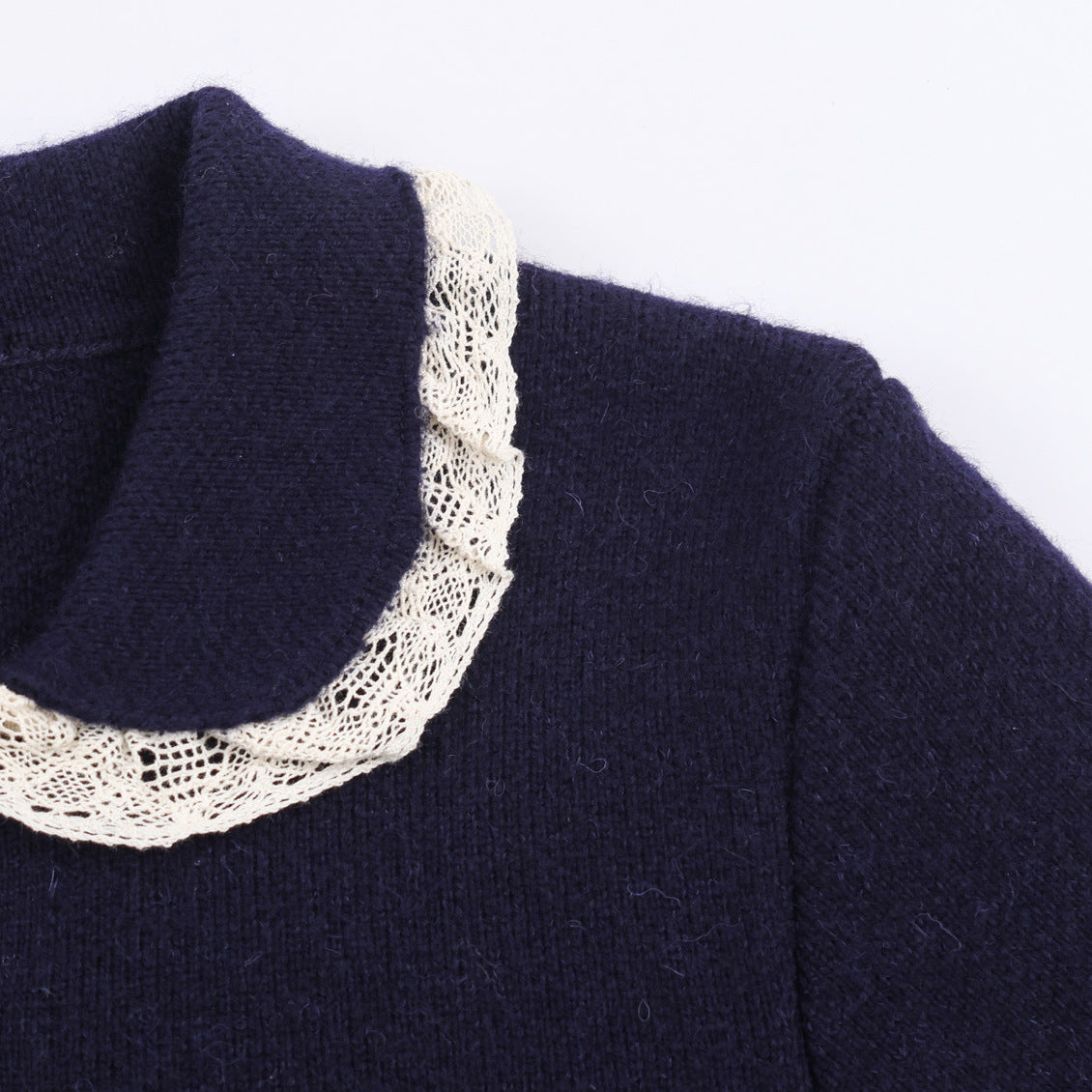 Gebreide jas met ronde revers en kanten details