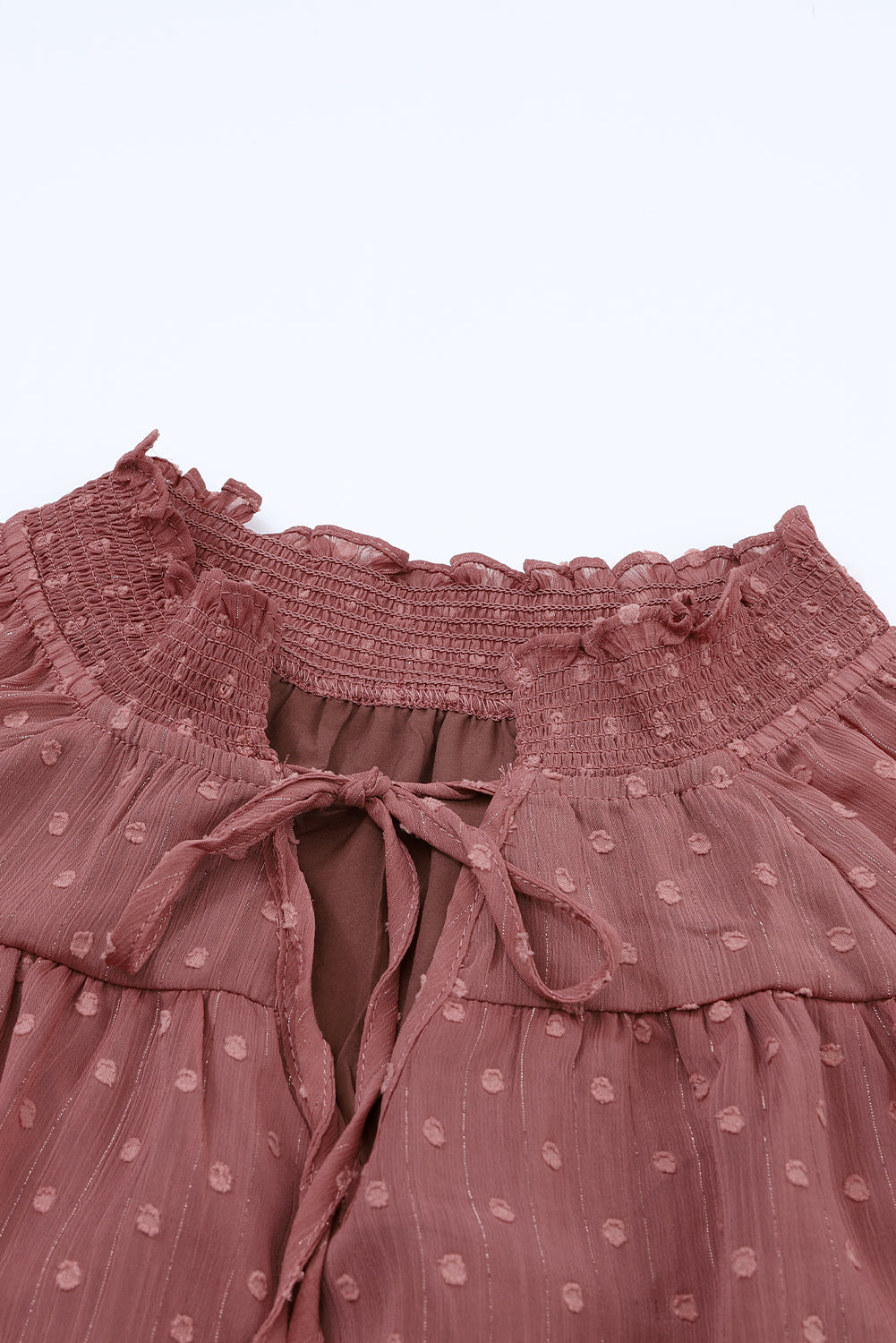 Vurig rode blouse met Zwitserse stippen vetersluiting V-hals en ruches