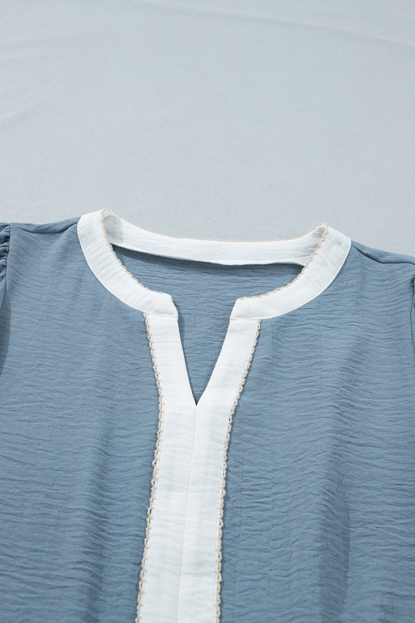 Babydoll blouse met kleurblokken patchwork V-hals en geborduurde pofmouwen