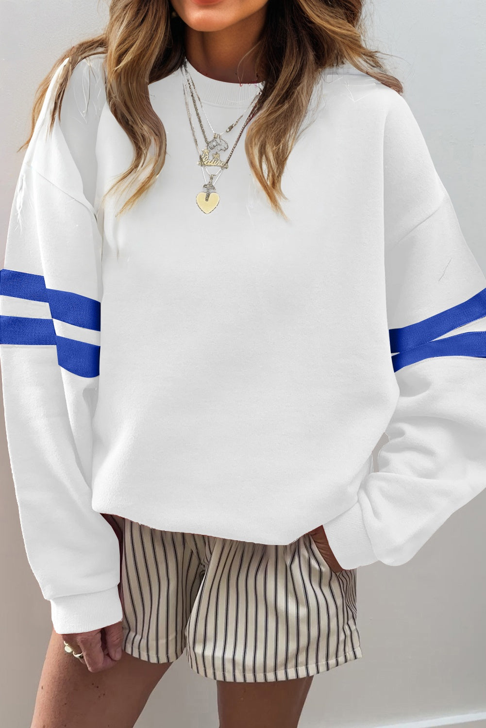 Preppy sweatshirt met strepen op de mouwen en een losse pasvorm