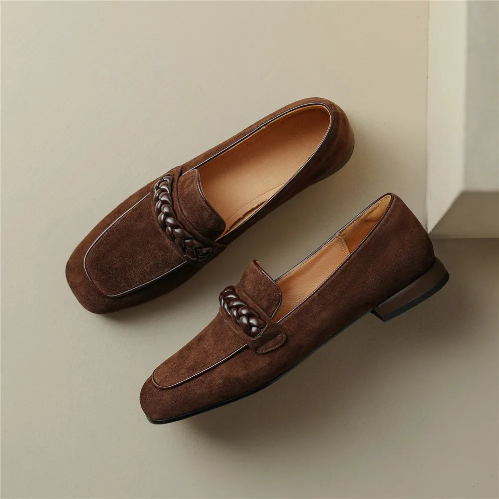 Effen dames loafers van zacht leer-suède met ronde neus en sierketting