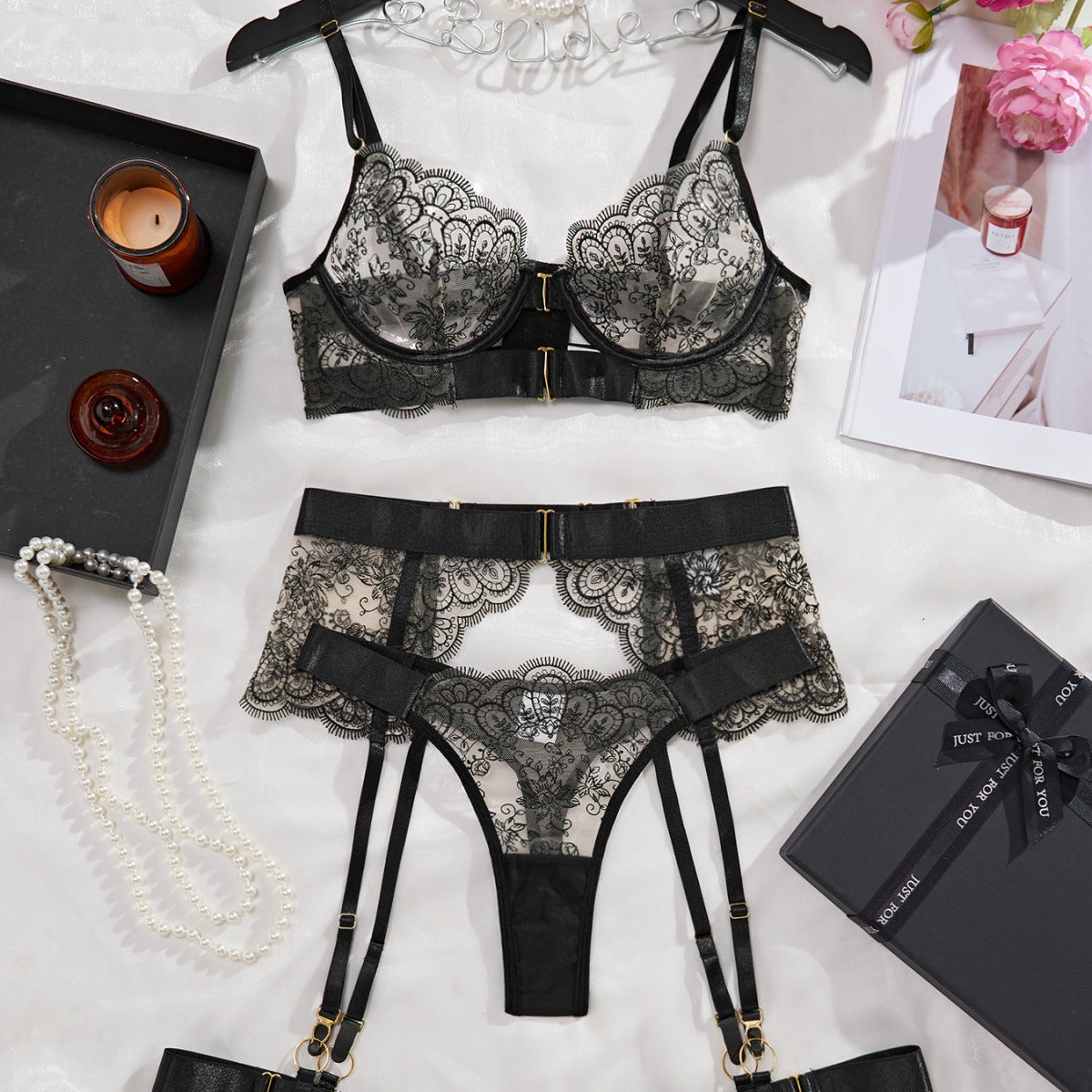 Geborduurde kanten lingerieset met kousenband