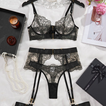 Geborduurde kanten lingerieset met kousenband