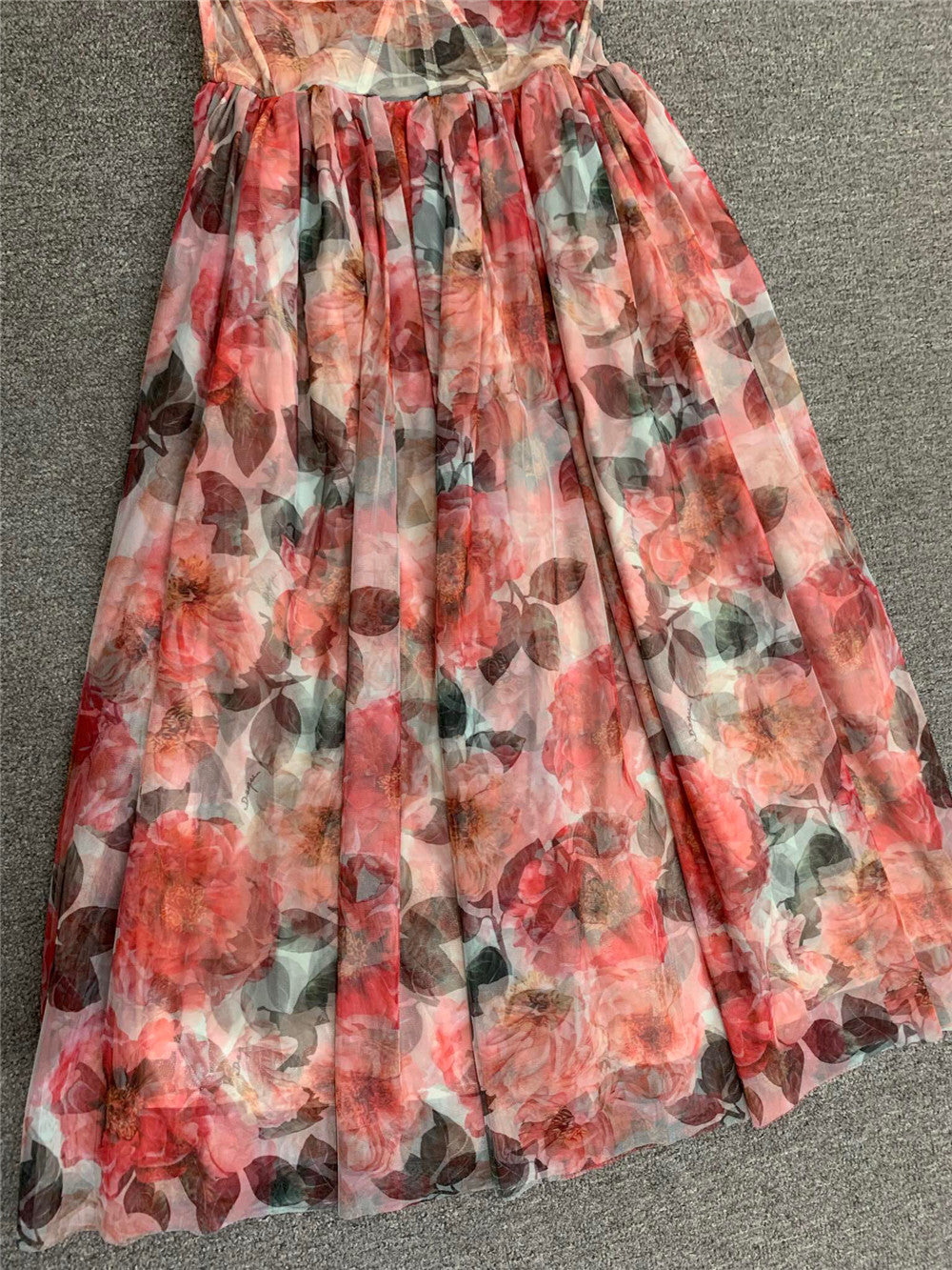 Zomerjurk in vintage stijl met spaghettibandjes en bloemenprint
