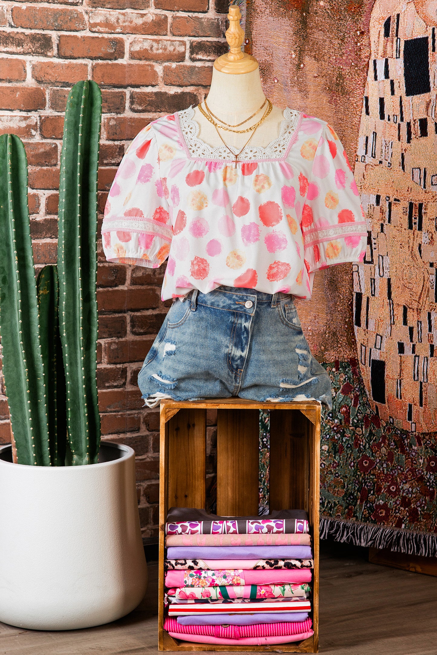 Roze blouse met stippen kanten afwerking vierkante hals en pofmouwen