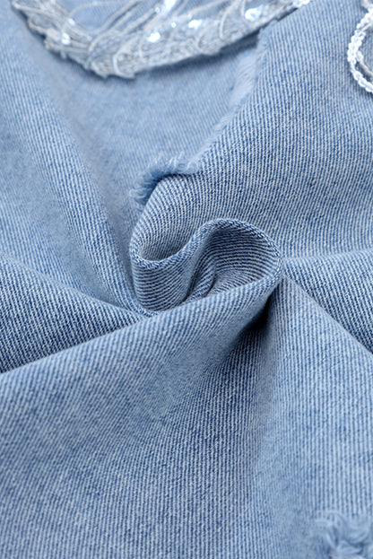 Hemelsblauwe denimjas met pailletten en franjes in een verweerde look