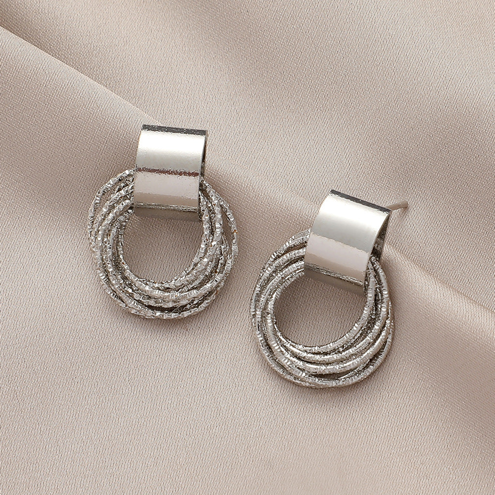 Retro metallic oorbellen met meerdere kleine cirkelvormige hangers