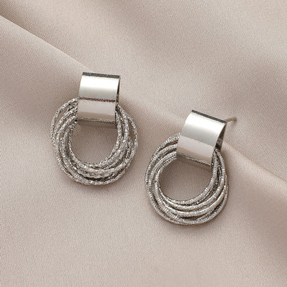 Retro metallic oorbellen met meerdere kleine cirkelvormige hangers