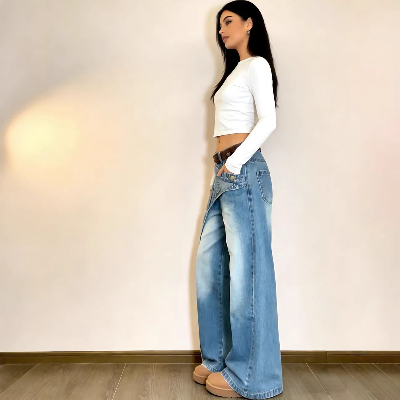 Casual denimbroek met modieuze wassing asymmetrisch ontwerp en rechte pijpen