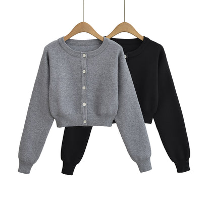 Korte vest met ronde hals lange mouwen en knopen