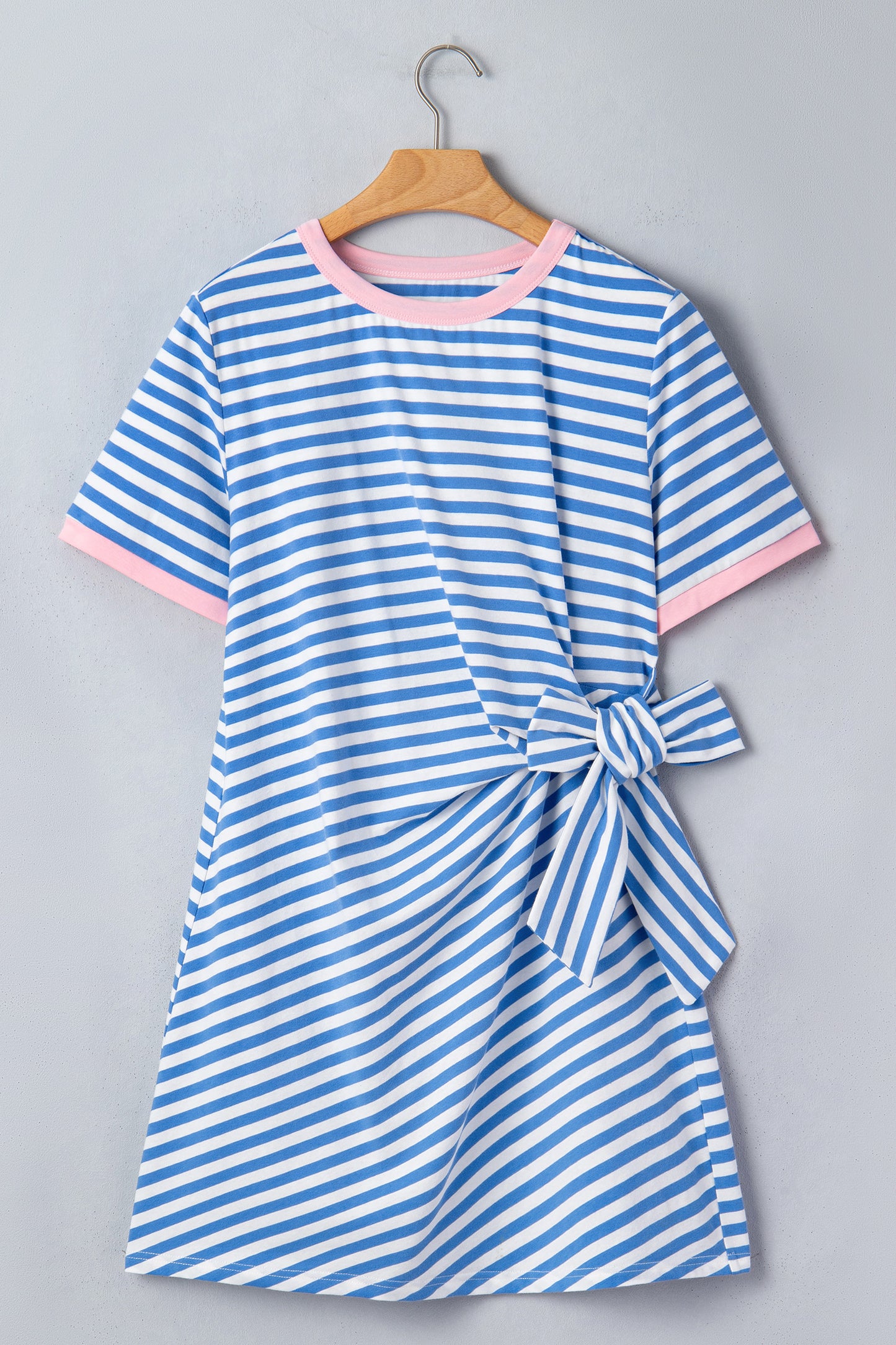 Gestreepte mini-jurk met strik contrasterende bies korte mouwen en ronde hals