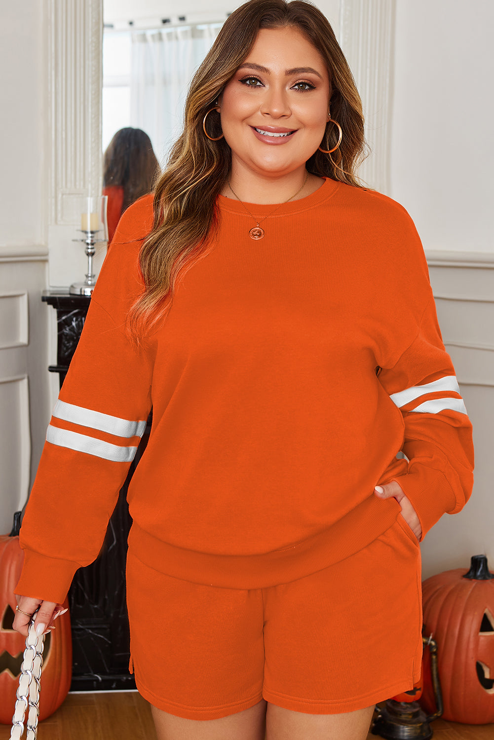 Oranje plus size sweatshirt met varsity-strepen op de mouwen en bijpassende shorts