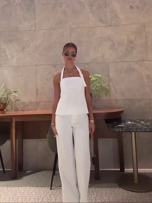 Wit rugloos halternek vest en hoog getailleerde broekpak