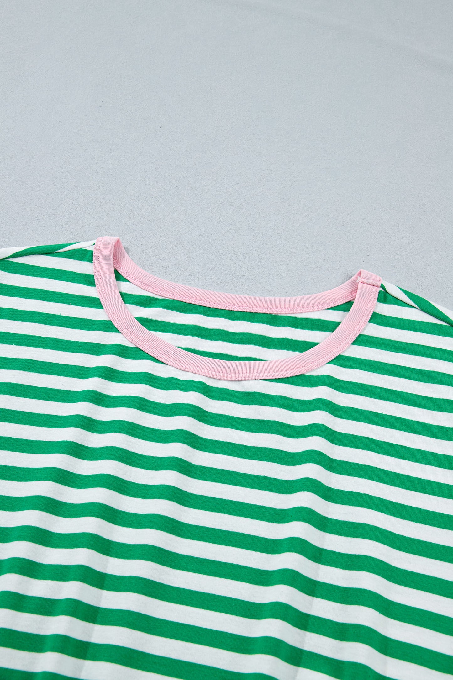 Gestreepte mini-jurk met strik contrasterende bies korte mouwen en ronde hals