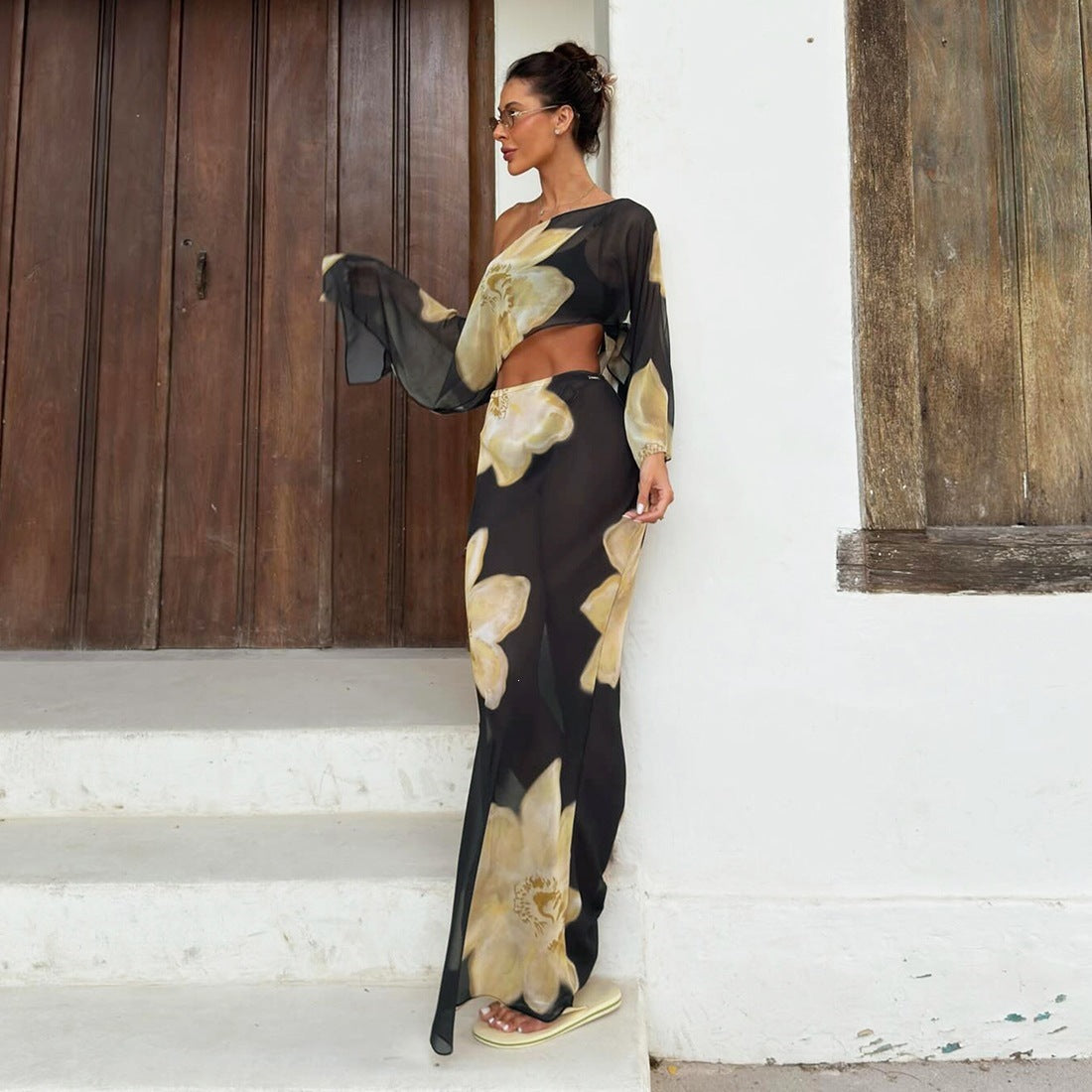 Set bestaande uit een crop top met bloemenprint één schouder en een rok met hoge taille