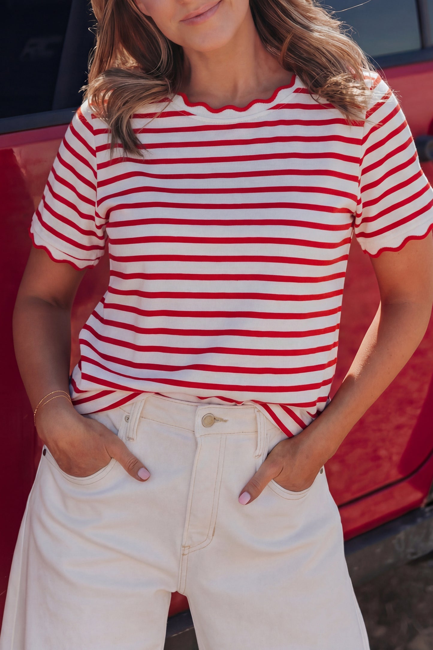 T-shirt met ronde hals en rode strepen en geschulpte rand